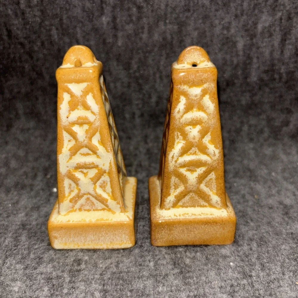 Vintage Frankoma Pottery Salt And‎ Pepper Shakers Oil Rigs Brown Tan No Corks